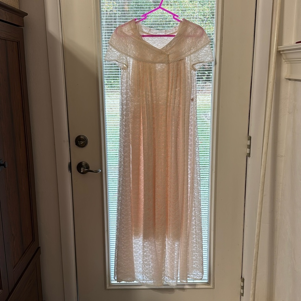 Vintage robe gown set size XS lace barely pink cream from France size 1 peignoir